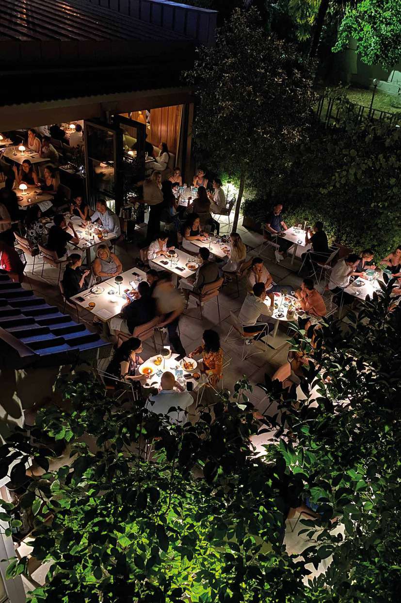 Yeşillikler içinde İstanbul restoranı