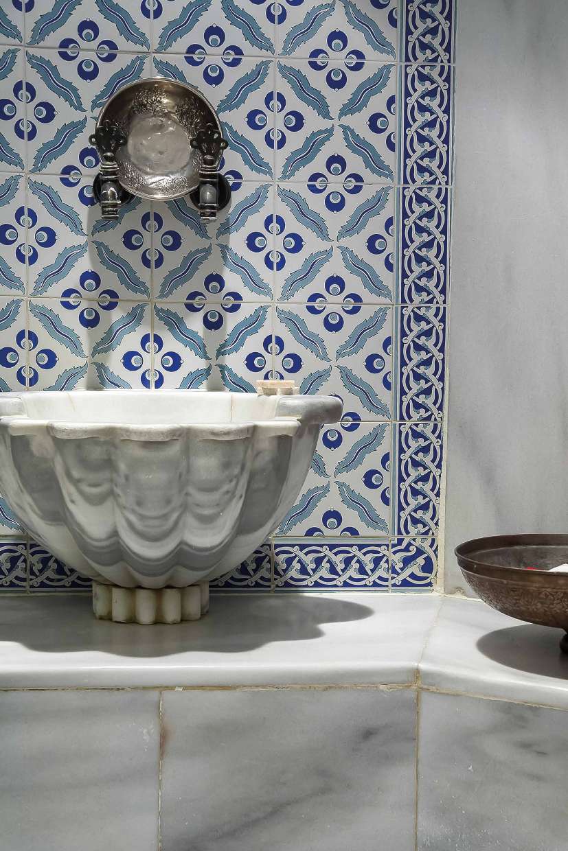 Çinili tarihî hamam çeşmesi